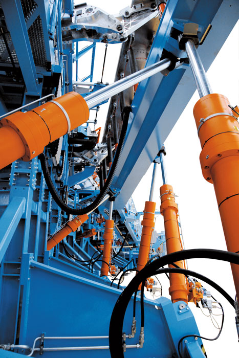 Vérins hydrauliques oranges dans un banc d'essai pour avions