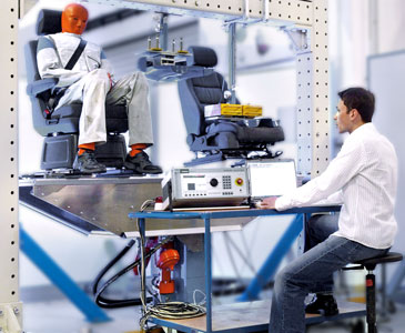 Banc d'essai de sièges avec mannequin en utilisation Photo d'un banc d'essai de sièges avec mannequin