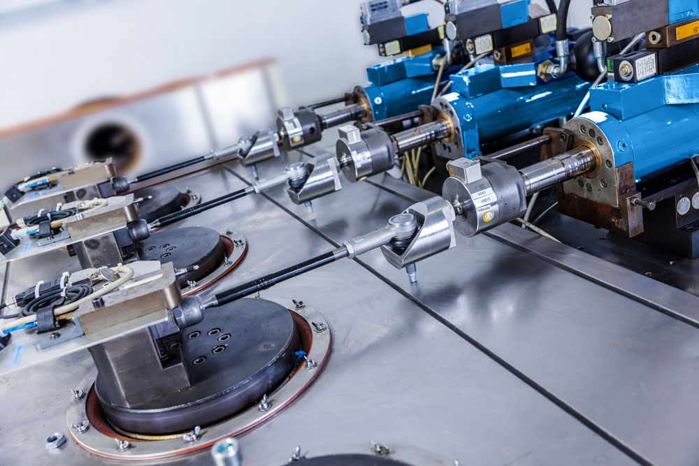 Photo du banc d'essai : Utilisation de vérins hydrauliques avec une pression de service allant jusqu'à 320 bars